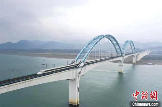 一列动车组列车稳驶离湖北宜万铁路宜昌长江大桥　陈龙　摄