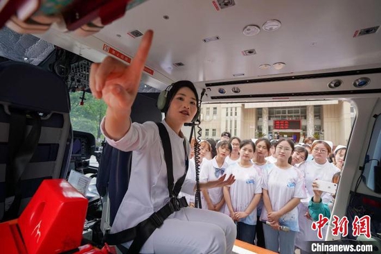 图为湖北医药学院学生正在上航空医学救援课 刘成臣 摄