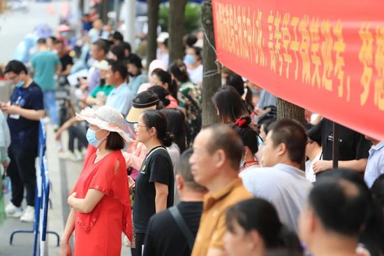 图为高考首日，汉南一中考点。武汉发布记者 陈亮 摄