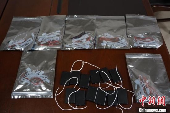 警方查获的各类无线电作弊设备。宜昌市公安局供图