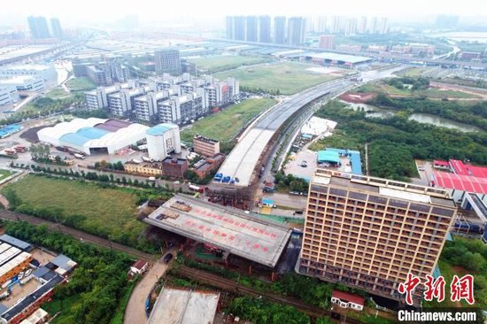 转体前的武汉滨湖路延长线跨滠口南联络线不对称转体桥。 唐业堡 摄