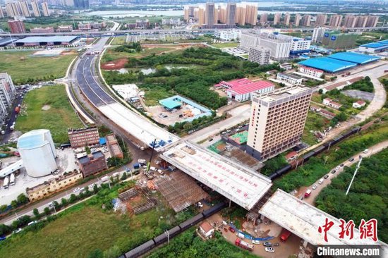 转体后的武汉滨湖路延长线跨滠口南联络线不对称转体桥。　孙震 摄