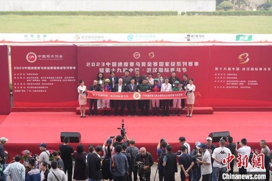 图为中国速度赛马积分赛暨武汉速度赛马公开赛颁奖仪式。　吴淘淘 摄
