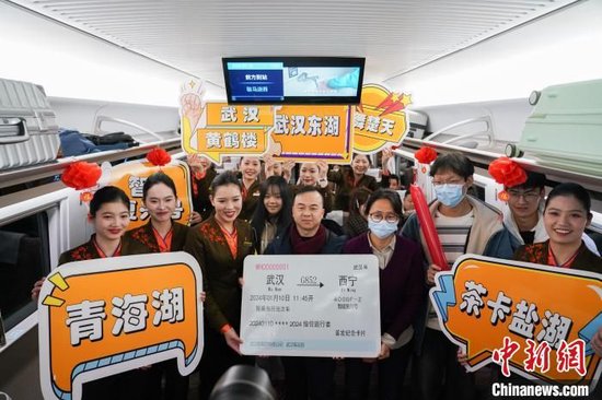 1月10日上午,高铁乘务员与旅客共同庆祝G852次首开西宁。邹政 摄