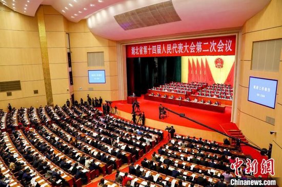 湖北省第十四届人民代表大会第二次会议在武汉开幕。张畅 摄