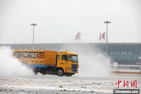 武汉天河机场开展除冰作业。武汉天河机场供图
