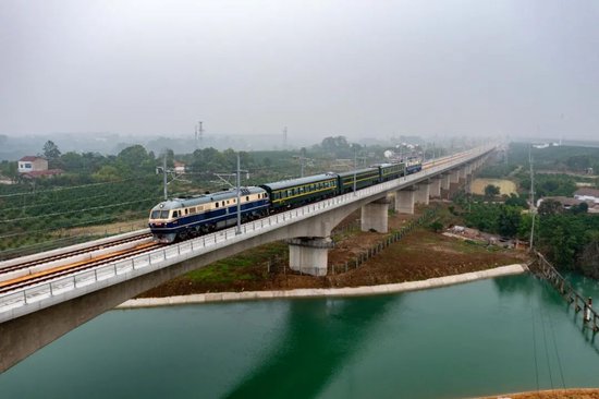 55103次检测列车正在对沪渝蓉高铁武宜段进行综合测试