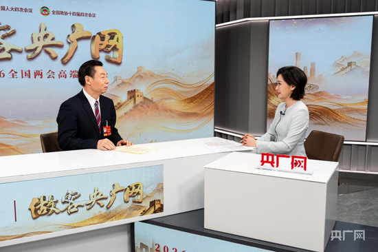 全国人大代表、湖北省恩施土家族苗族自治州州长夏锡璠做客央广网（央广网记者&nbsp;王综鹤&nbsp;摄）