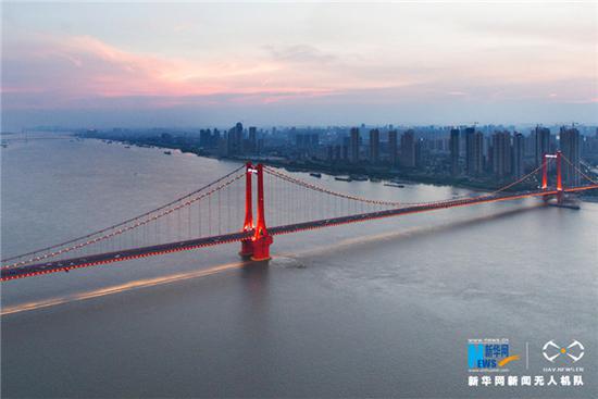 壮阔!从空中看 湖北长江经济带是这样的(图15) 图为航拍武汉鹦鹉洲长江大桥。新华网发(闵任之摄)