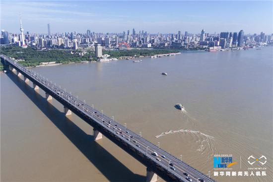 壮阔!从空中看 湖北长江经济带是这样的(图14) 图为航拍武汉长江大桥。新华网发(闵任之摄)