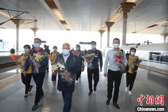 坚守武汉战“疫”的国家级专家团队9名江苏专家返苏。江苏省卫生健康委员会供图