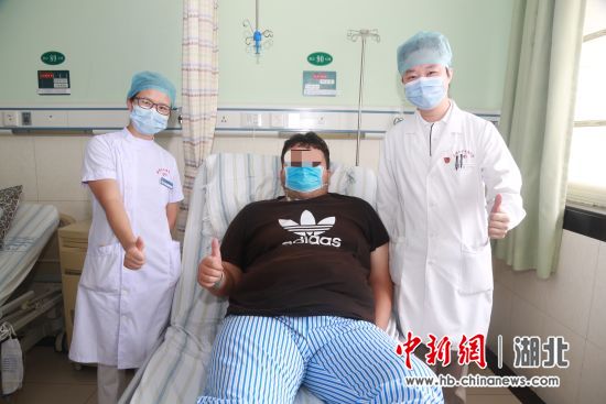 阿卜杜和医护人员合影