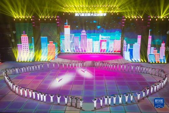 12月19日，在湖北武汉，演员在第八届全国大众冰雪季启动仪式上表演。新华社记者 肖艺九 摄