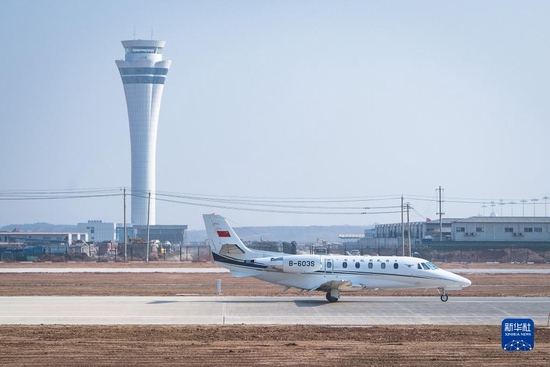 12月29日，校飞飞机在鄂州花湖机场降落滑行。新华社记者 肖艺九 摄