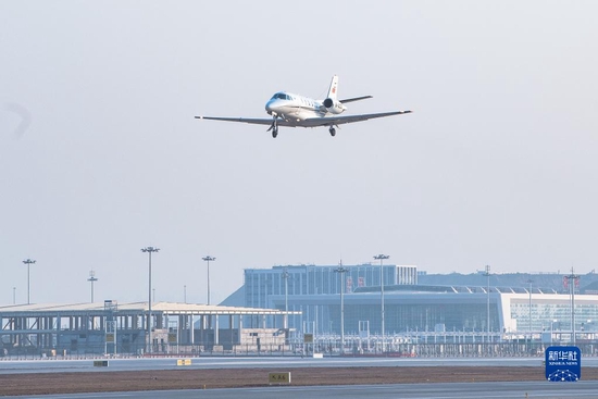 12月29日，校飛飛機(jī)在鄂州花湖機(jī)場飛行。新華社記者 肖藝九 攝