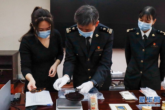 武汉海关向农林部门移交濒危野生动物制品。新华网发