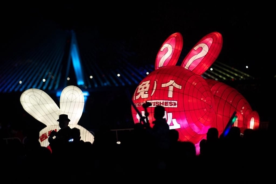 　　1月19日，游客在宜昌市新春灯会上观赏彩灯。新华社记者肖艺九 摄