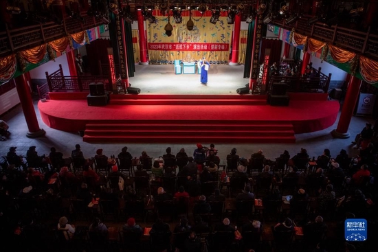 　　武汉楚剧院的演员在表演楚剧《打豆腐》。新华社记者伍志尊 摄
