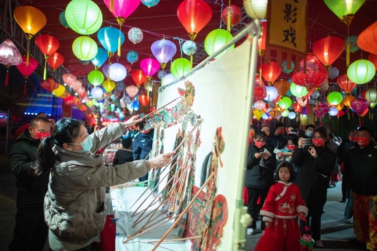 　　2月5日，市民在湖北省博物馆的“钟鸣楚天元宵夜”灯会游园活动上体验皮影戏。新华社记者 肖艺九 摄