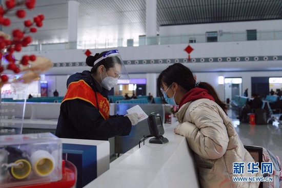 　　图为襄阳东站服务台工作人员在为学生旅客提供咨询服务 新华网发 李涛摄