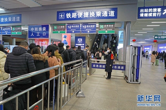 　　图为学生旅客在汉口站便捷换乘通道换乘 新华网发 邱晟摄