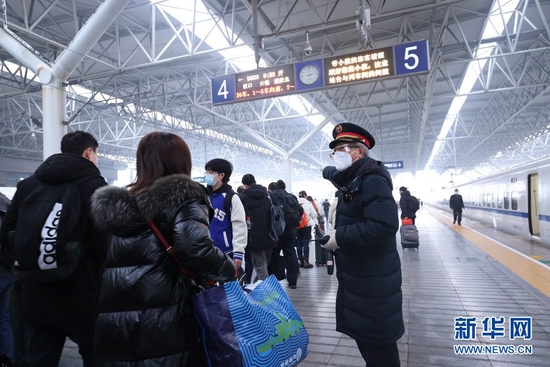 　　图为学生旅客在宜昌东站乘车出行 新华网发 陈龙摄
