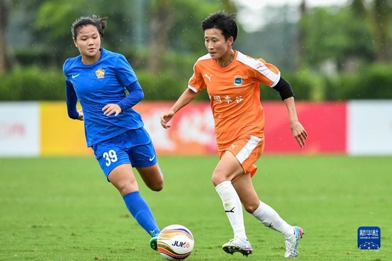 　　2022年5月7日，女超联赛第八轮，武汉队球员娄佳惠（右）在比赛中带球突破。新华社记者胡智轩摄