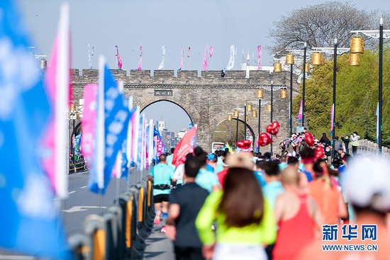 　　图为参赛选手在荆州古城墙下奔跑。新华网发