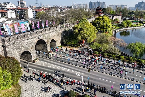 　　图为参赛选手在荆州古城墙下奔跑。新华网发