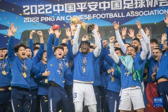2022年12月31日，2022赛季中国足球协会超级联赛颁奖仪式在武汉举行，武汉三镇队夺得联赛冠军。新华社记者伍志尊摄