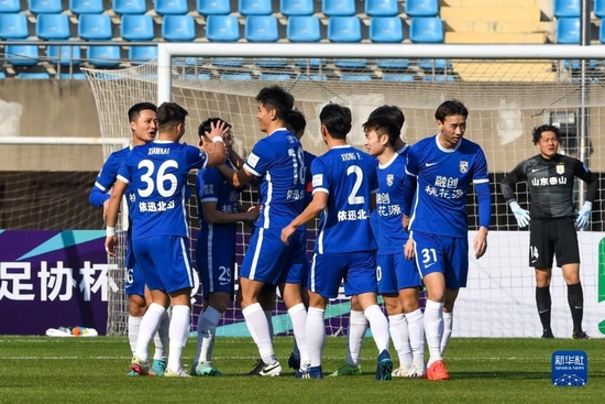 1月4日，武汉三镇队球员陶强龙（左三）在足协杯比赛中进球后与队友庆祝。新华社记者李博摄