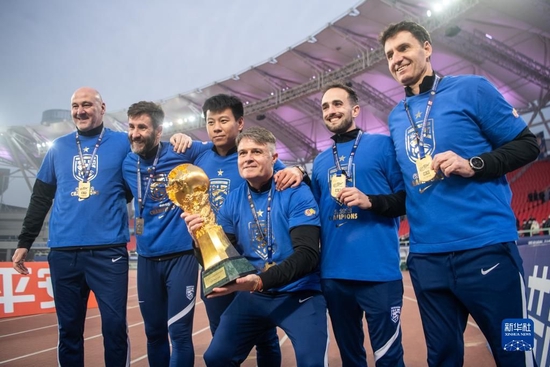 2022年12月31日，武汉三镇队获得2022赛季中国足球协会超级联赛冠军，图为武汉三镇队主教练佩德罗（右三）和球队成员庆祝。新华社记者伍志尊摄