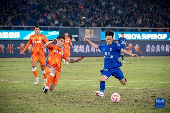 4月8日，武汉三镇队球员谢鹏飞（右）在比赛中射门得分。新华社记者江汉摄