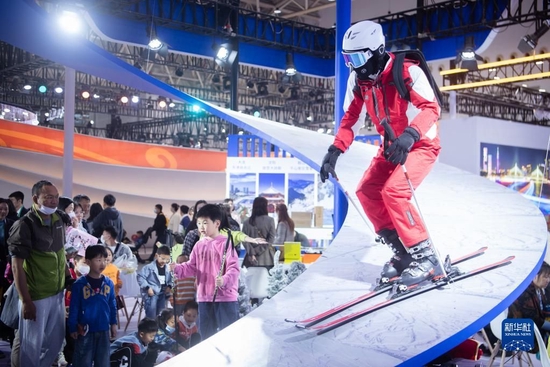 观众在第二届中国（武汉）文化旅游博览会上的辽宁馆体验冰雪运动装备。新华社记者伍志尊 摄