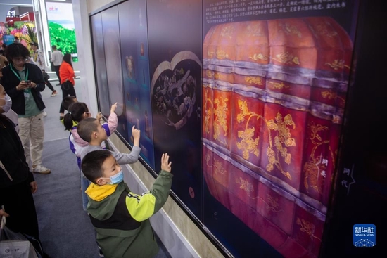 图为第二届中国（武汉）文化旅游博览会江苏馆里的多人交互三维文物展示大屏。新华社记者伍志尊 摄