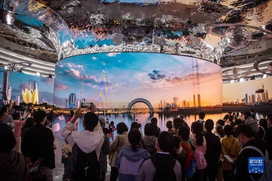 观众在第二届中国（武汉）文化旅游博览会上的武汉馆参观。新华社记者伍志尊 摄