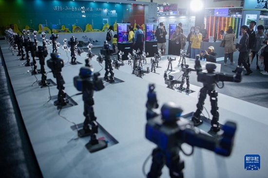 图为在第二届中国（武汉）文化旅游博览会上跳舞的音乐机器人。新华社记者伍志尊 摄