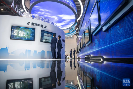 11月20日，参观者在2023中国5G+工业互联网大会创新成果展上参观。