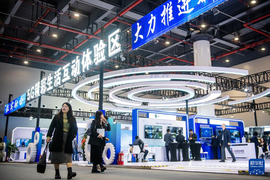 11月20日，参观者在2023中国5G+工业互联网大会创新成果展上参观。