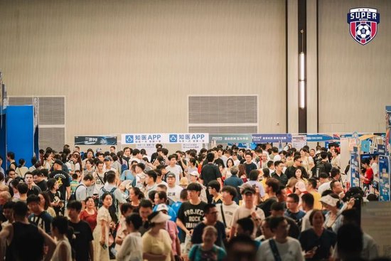 “来一脚、凑热闹”“汉超”美食生活荟现场。组委会供图