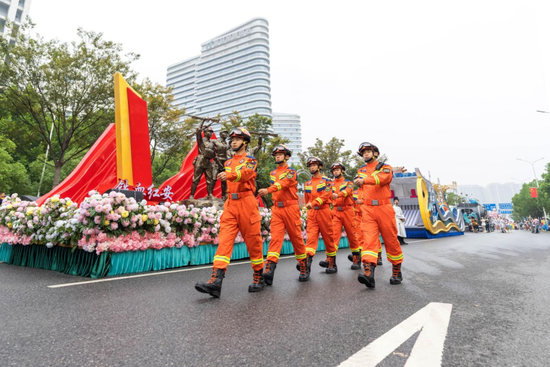 武汉消防在“2025河山添锦绣——文旅IP城市大巡游”活动现场前置执勤