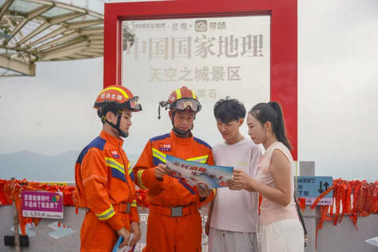 黄石消防在仙岛湖景区向游客科普消防知识
