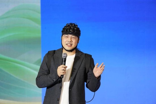 依瑞德集团副总裁孙聪展示脑机接口。(极目新闻记者 李辉 摄)