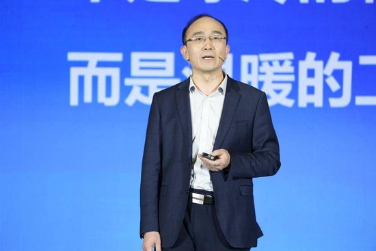 武汉大学人民医院副院长刘忠纯介绍脑机接口的应用场景。(极目新闻记者 李辉 摄)