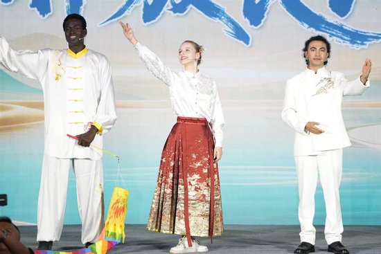 3名外国嘉宾分享家住长江边的故事。(极目新闻记者 李辉 摄)