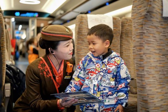 2月1日，武汉客运段乘务人员服务旅客出行。（肖冬桂摄）