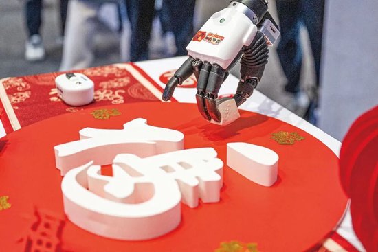 　　2月24日，人形机器人在湖北“全省加快建成中部地区崛起的重要战略支点推进大会”现场展示抓取豆腐。新华社记者肖艺九摄