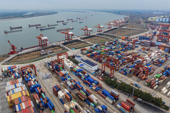 武汉阳逻港国际集装箱码头（任勇 | 摄）