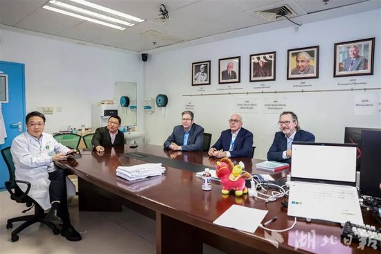 同济医院魏翔（左一）教授团队向梅奥专家讲解心肌旋切手术。（受访单位供图）