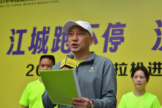 社区文体志愿者刘刚宣读《健康倡议书》